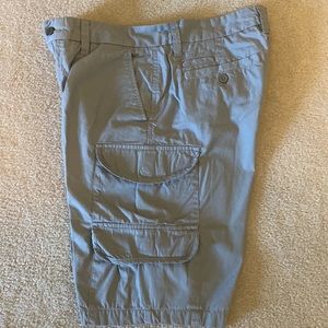 Calvin Klein Mens Cargo shorts. Gray. Size 32